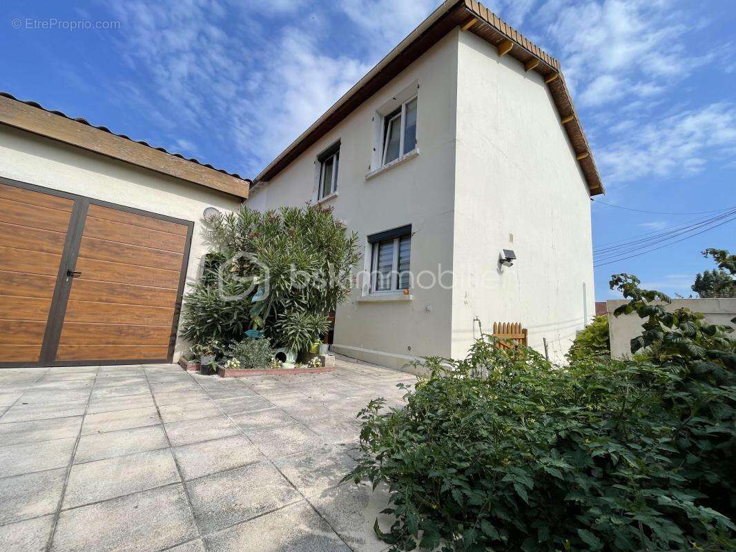 Maison à LES CLAYES-SOUS-BOIS