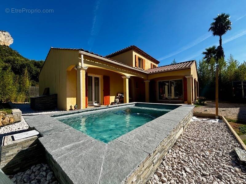 Maison à LE REVEST-LES-EAUX