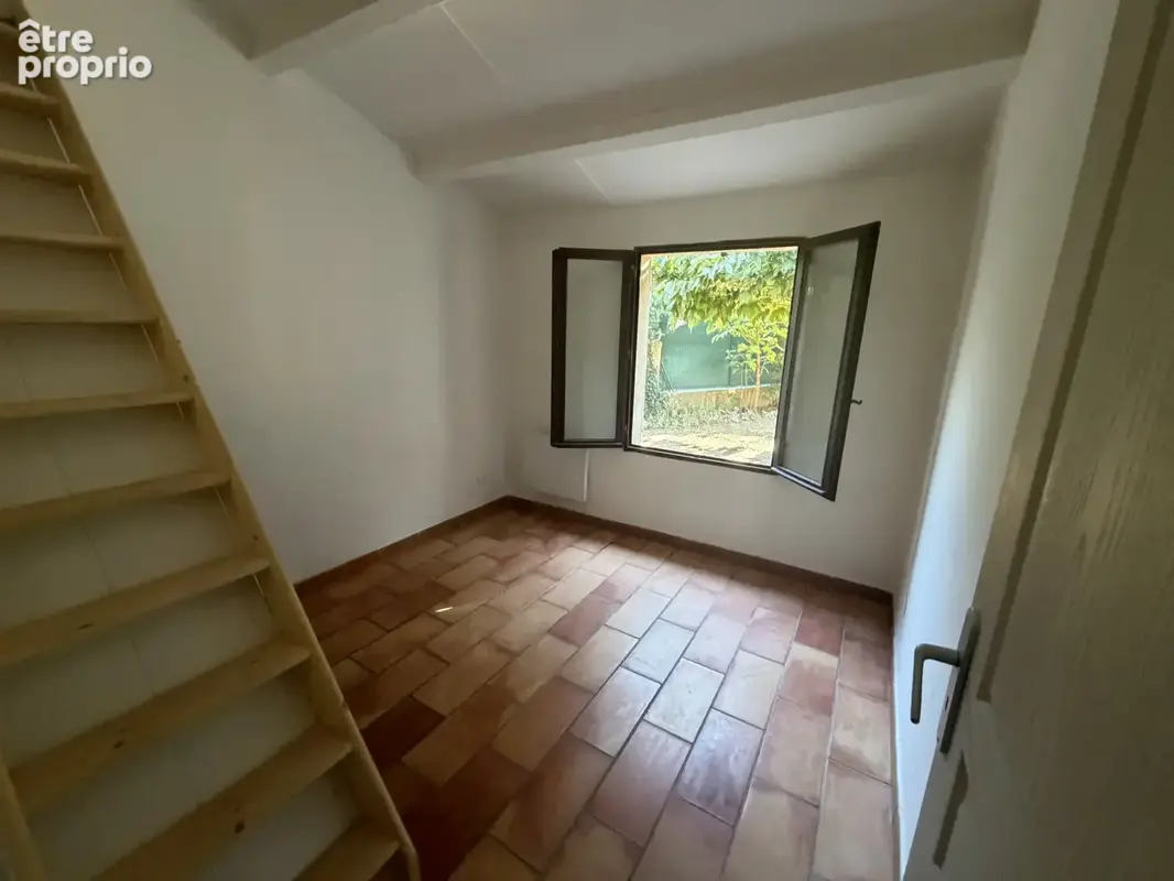 À Aups   Maison de plain-pied avec extérieur et stationnement - photo 11