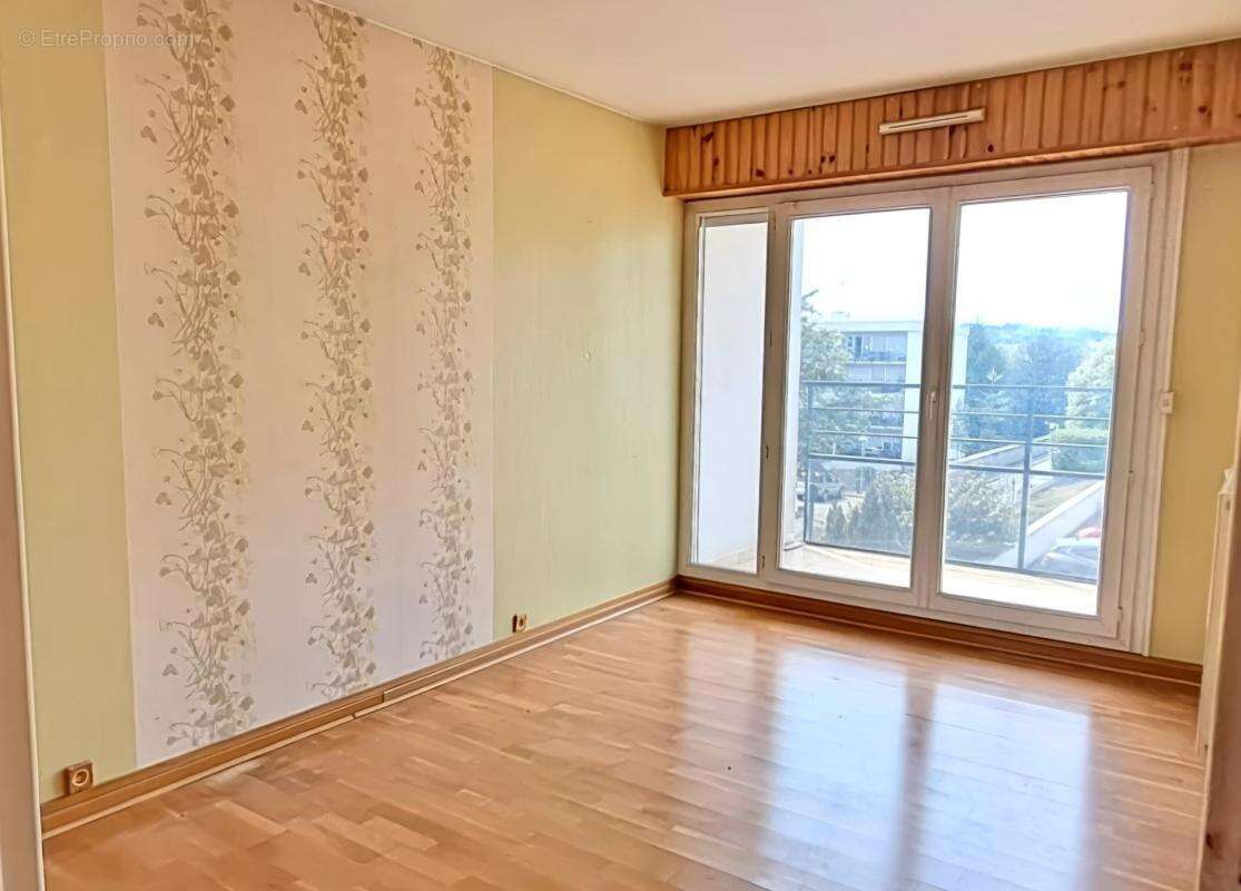PLAISIR (78) -  Vente appartement dans résidence prisée avec 2 chambres , balcon et place de parking  - photo 5