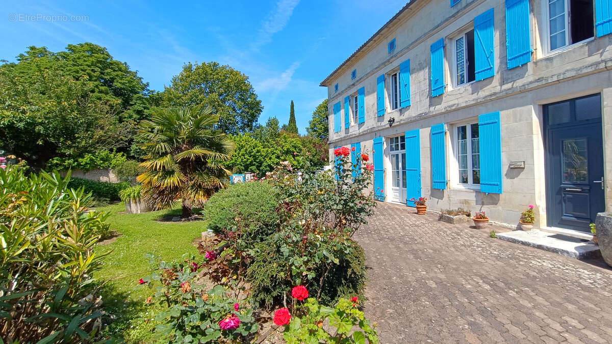 Maison à SAINT-GENIS-DE-SAINTONGE