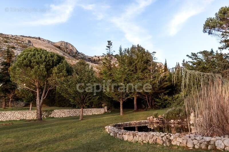 Propriete à vendre 6 pièces GOURDON (06), vue mer, jardin de 6000 m², garage - photo 2