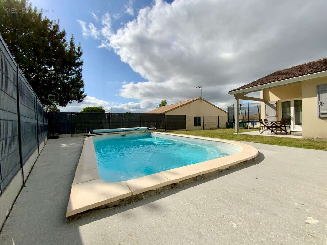 Maison à JARNAC-CHAMPAGNE