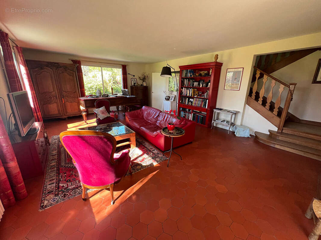 Très jolie longère du XVII eme siècle avec environnement exceptionnel Proche Thoiry  6 pièces 232 m2 - photo 10
