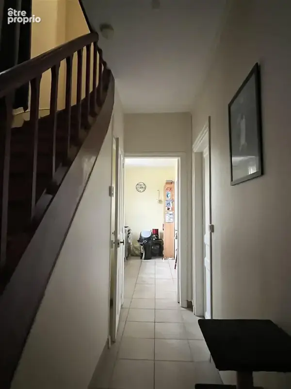Située au coeur d'un petit village avec commodités et école. Cette maison totalement rénovée vous offre une en - photo 10