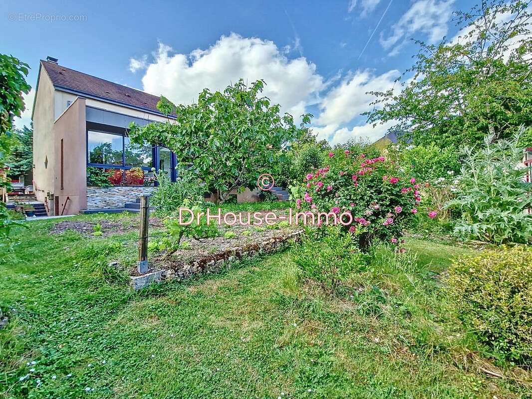 Maison à LES CLAYES-SOUS-BOIS