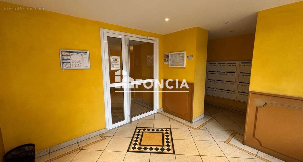 Dans résidence récente sécurisée avec gardienne, 2 pièces 33 m2 avec grand balcon + pkg en sous-sol, vendu libre de locataire - photo 8