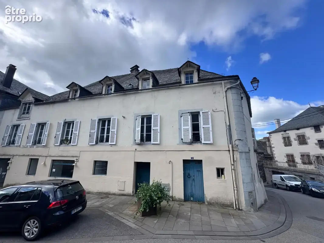 Immeuble de plus de 450 m2 à rénover Centre historique de Murat - photo 1