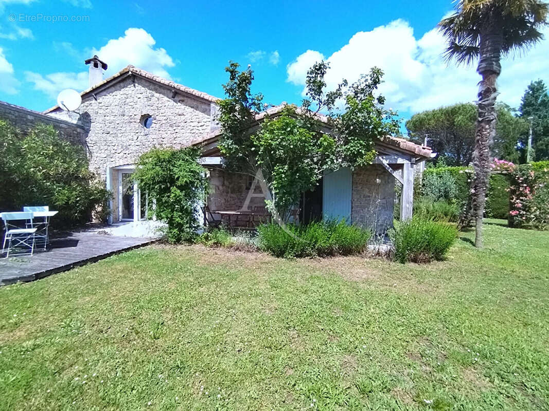 Charentaise de plain pied 4 chambres avec piscine. - photo 3