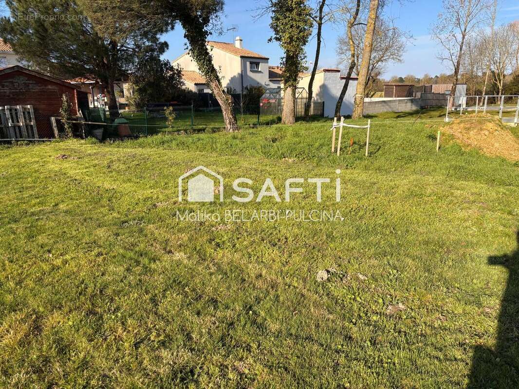 Terrain 708 m² à Saint-Mathurin  - photo 2