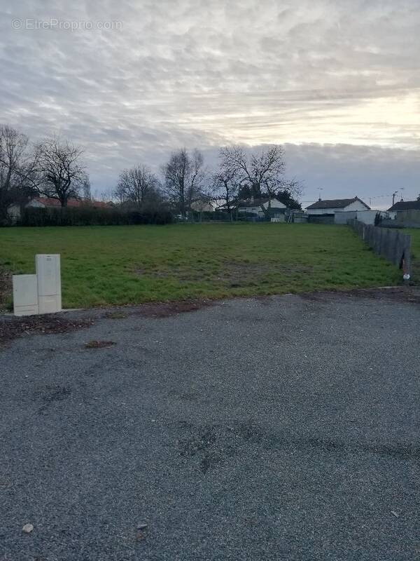 Terrain à NOYANT-LA-GRAVOYERE