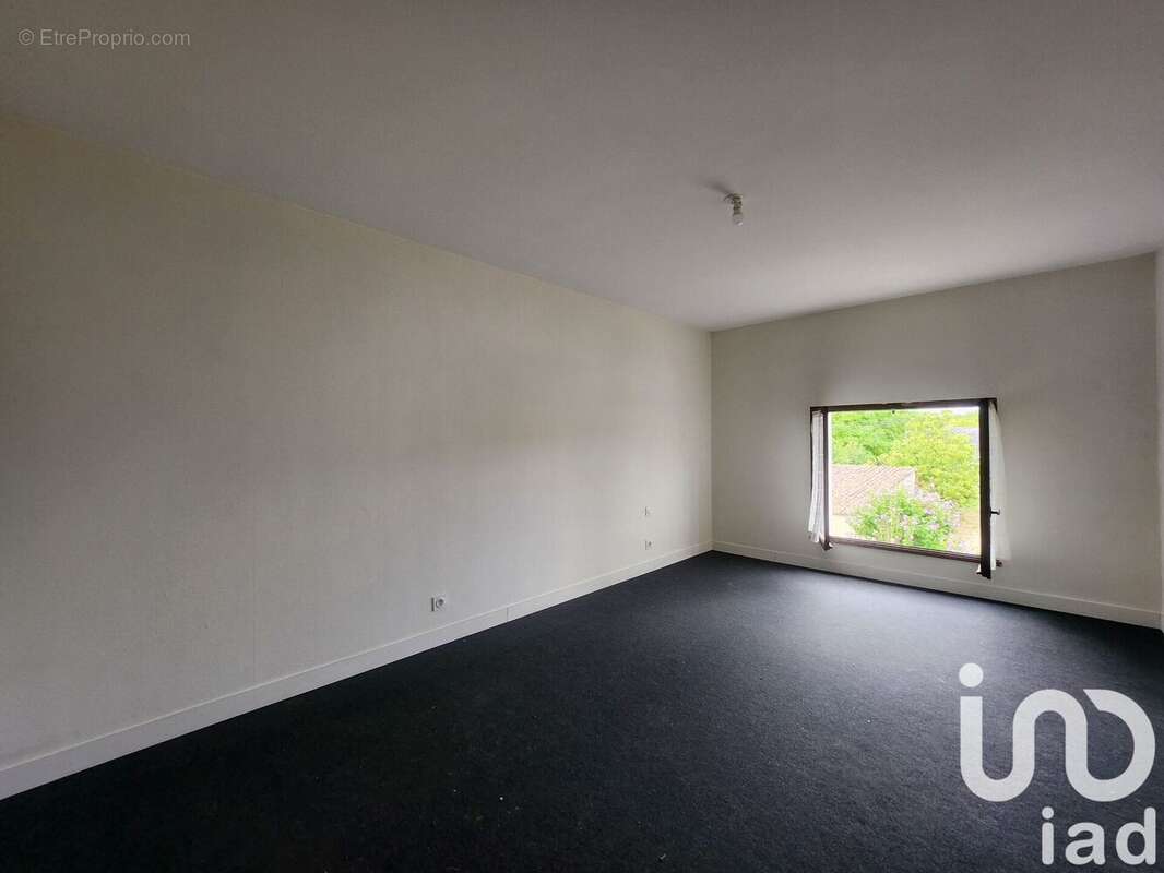 Photo 8 - Maison à LE PUY-NOTRE-DAME