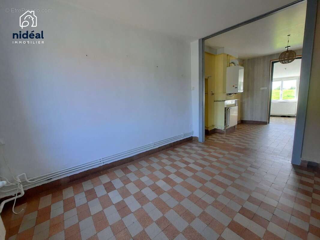 Maison à AVESNES-SUR-HELPE