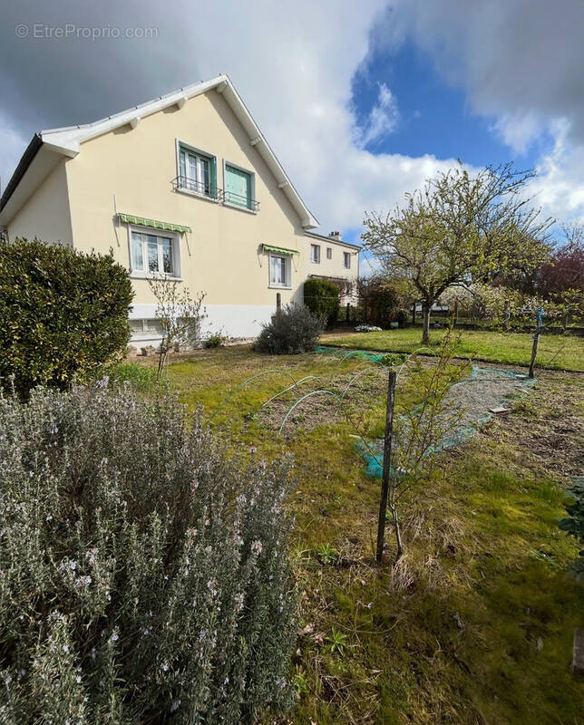 Maison à YZEURE