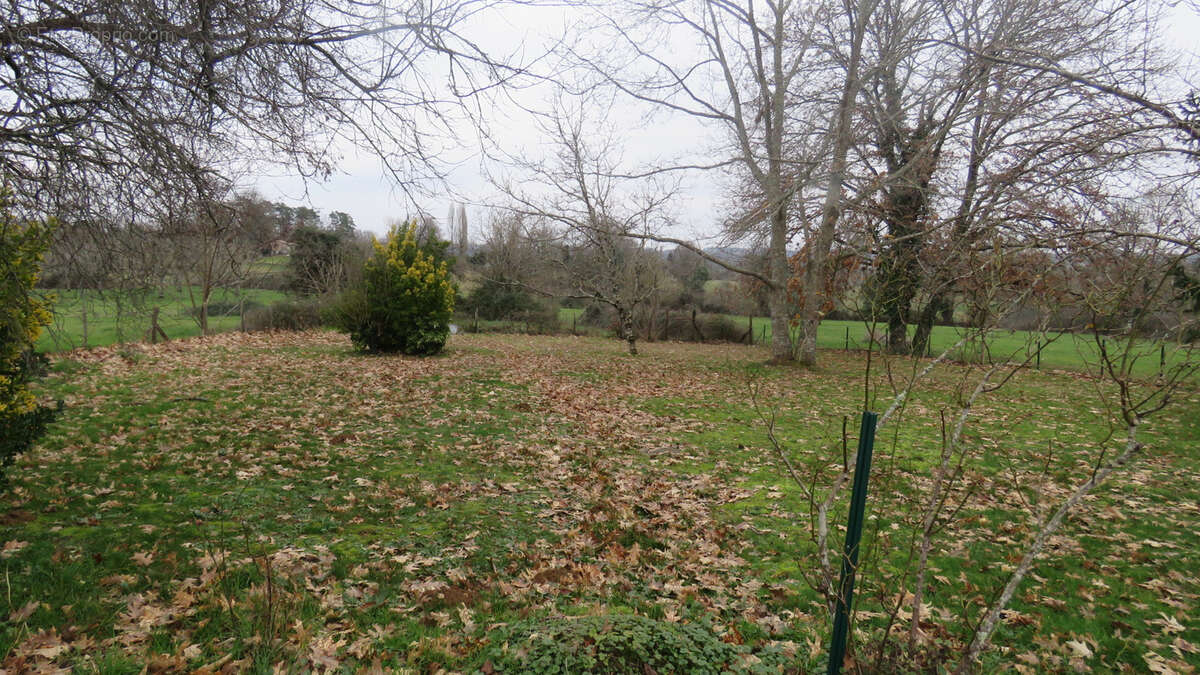 Maison de village (construction années 1990) avec grange et atelier / Terrain (env 2667m2) - photo 16
