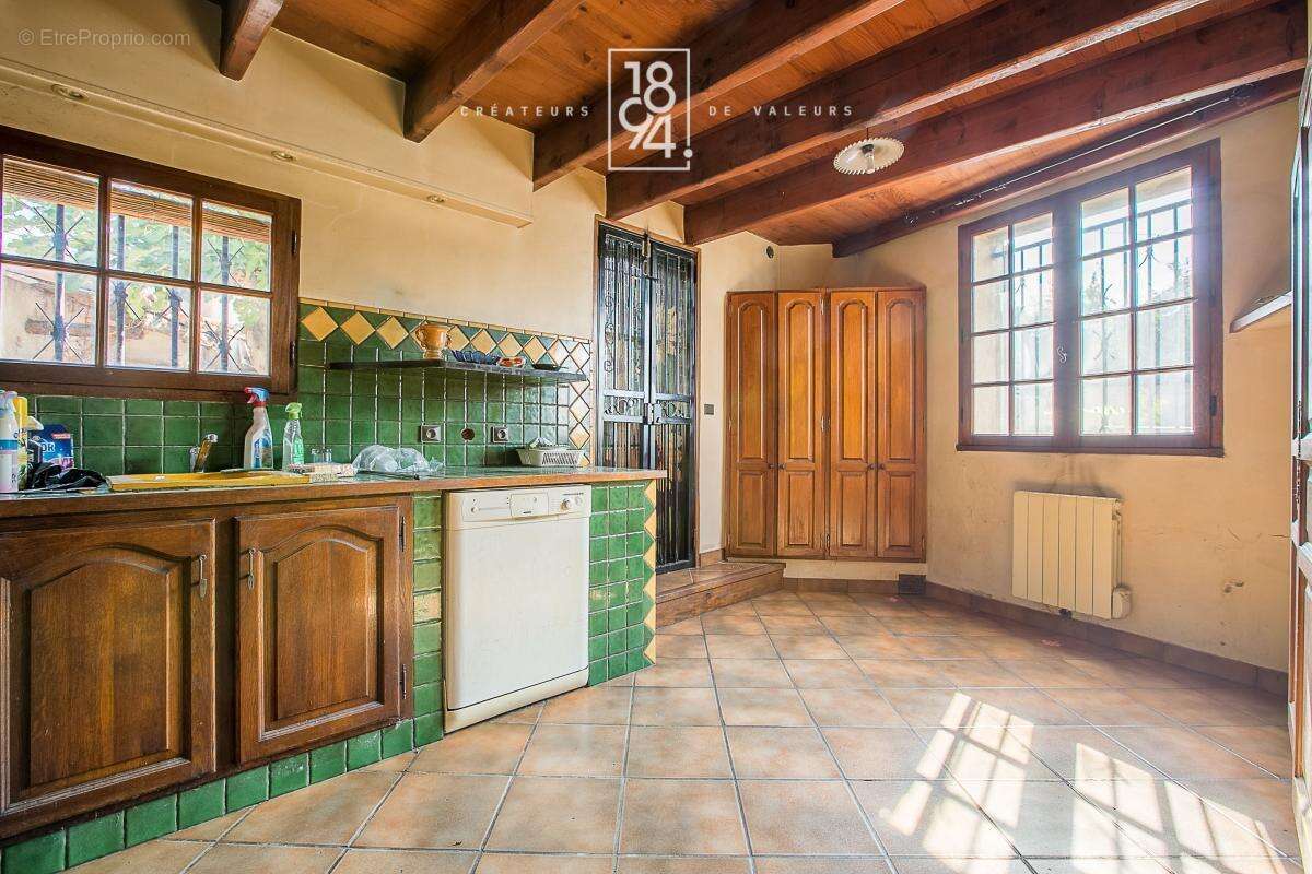 MARSEILLE 14ᵉ – Le Canet  Maison familiale 127 m² avec garage, jardin et piscine – Fort potentiel - photo 9