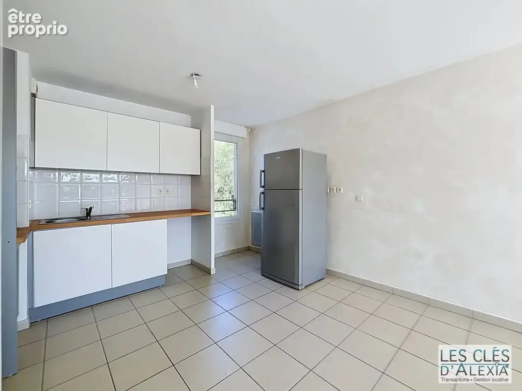 T3 - saint-priest - traversant avec balcon et places de parking - photo 21
