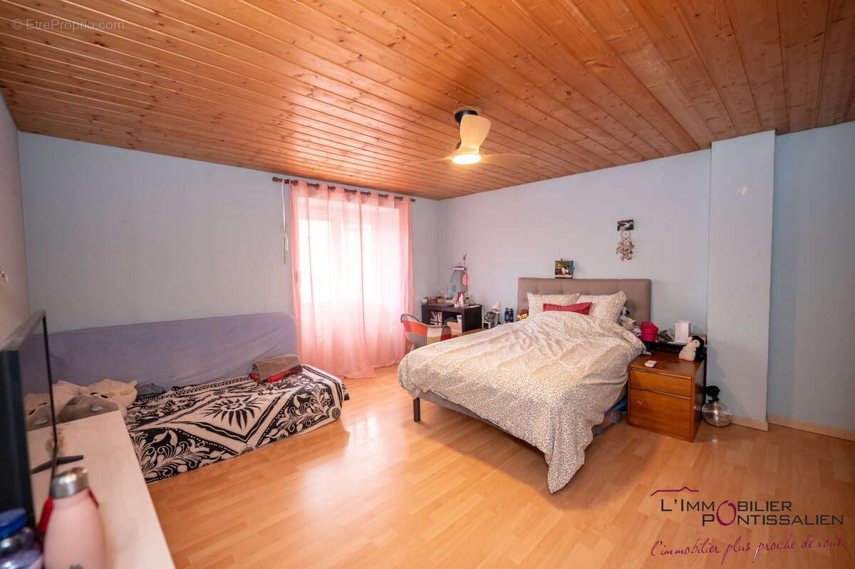 Maison de caractere offrant de beaux volumes - photo 6