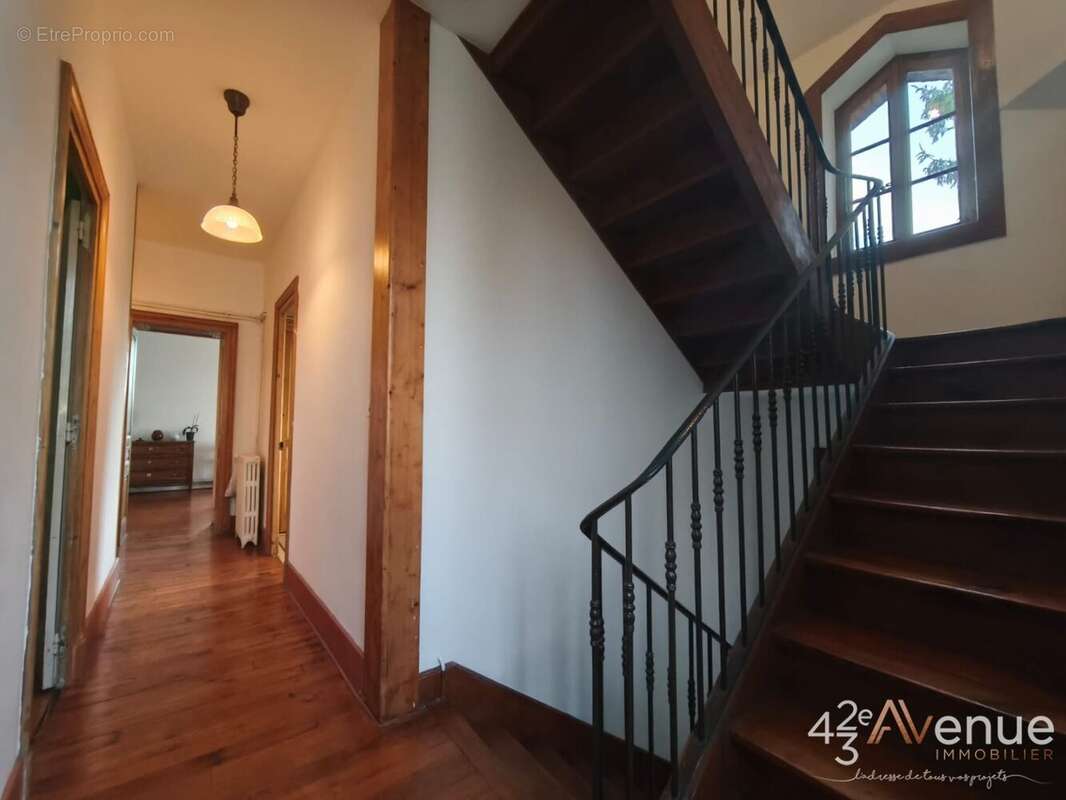 Appartement à LE CHAMBON-FEUGEROLLES