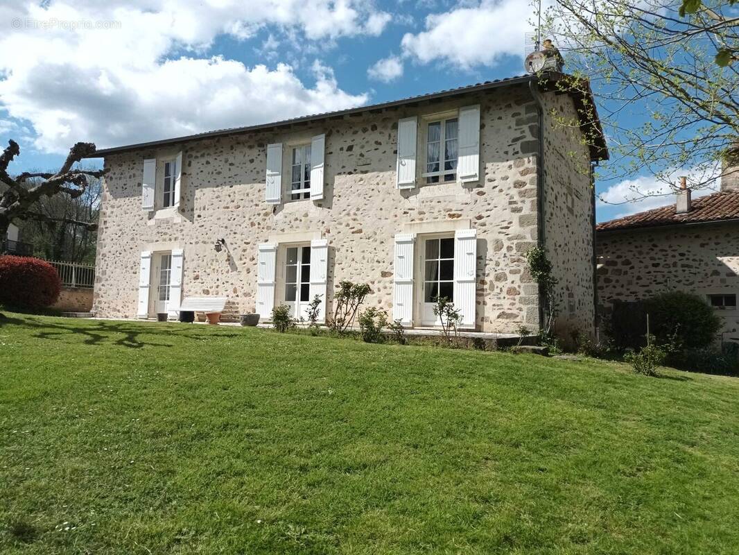 Maison 170 m² à Chasseneuil-Sur-Bonnieure  - photo 2