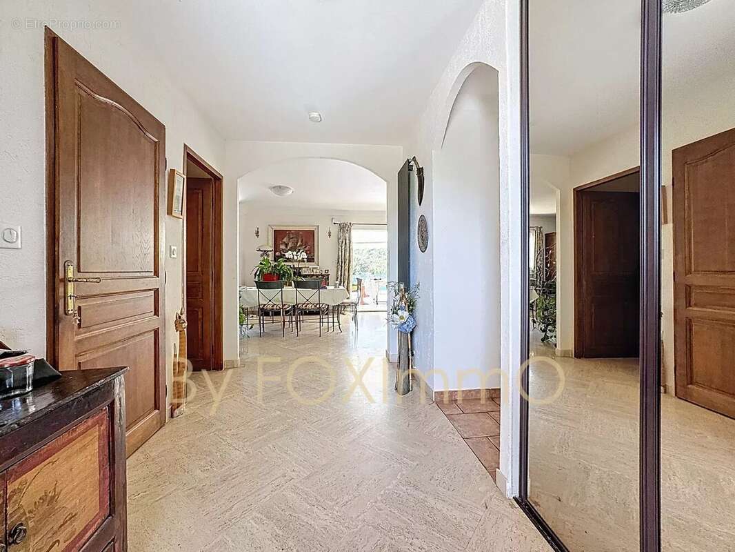Antibes – Villa apercu mer, beaucoup charme avec potentiel,calme absolu, proche des commodités, jardin plat piscine. - photo 17