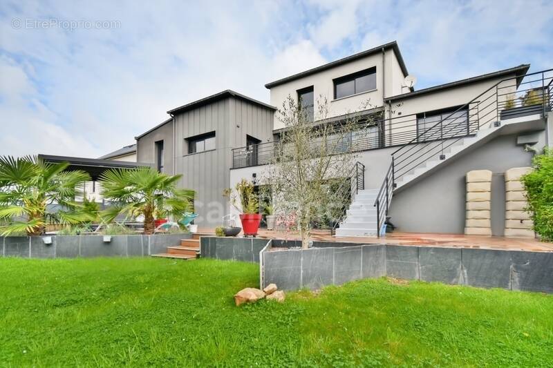 Maison à MONTREUIL-SOUS-PEROUSE