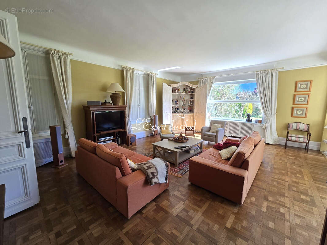 Maison 400 m² à Libourne  - photo 8