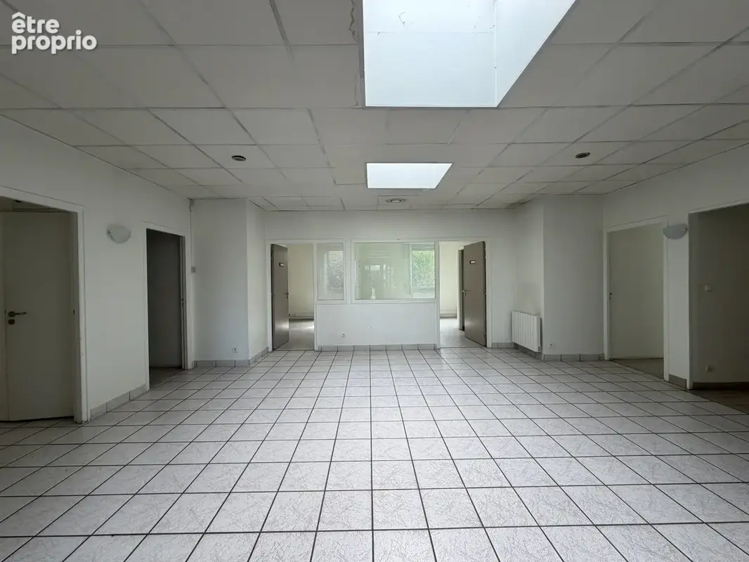 Locaux Professionnels - Zone INGRE - 375 m2 Plain Pied - photo 2