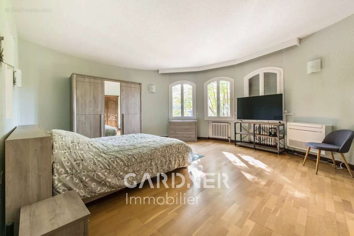 Maison de Maitre Type 7 de 220m2 + Dépendance 280m2. - photo 10