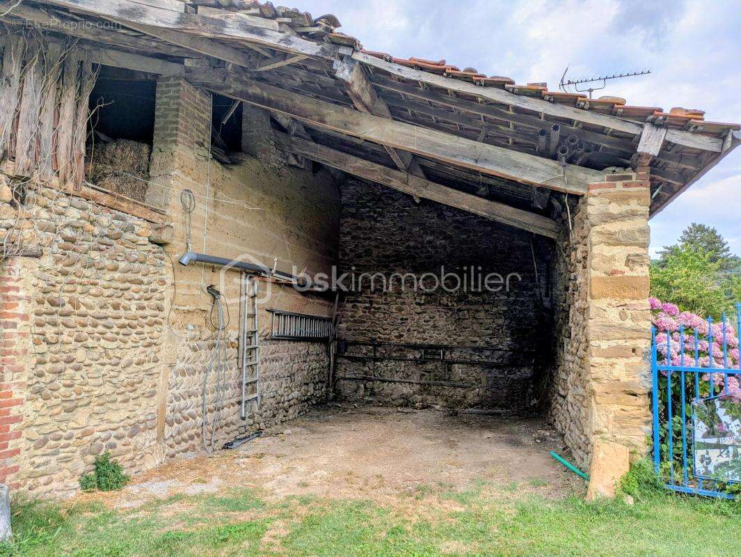 EXCLUSIVITÉ – Ancien corps de ferme sur 5,6 hectares avec dépendances, verger et rivière - photo 12