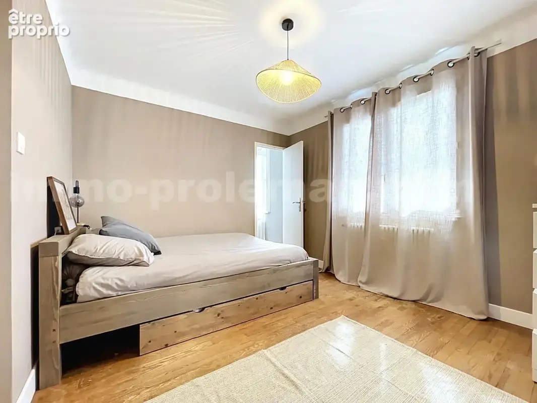 Appartement_T3_la_roche_sur_foron_renove_refait_neuf_terrasse_balcon_belle_superficie_proche_prox_frontière_Suisse_direction_GENEVE_autoroutes_investissement_locatif_vente_vue_séjour_cuisine_équipée_