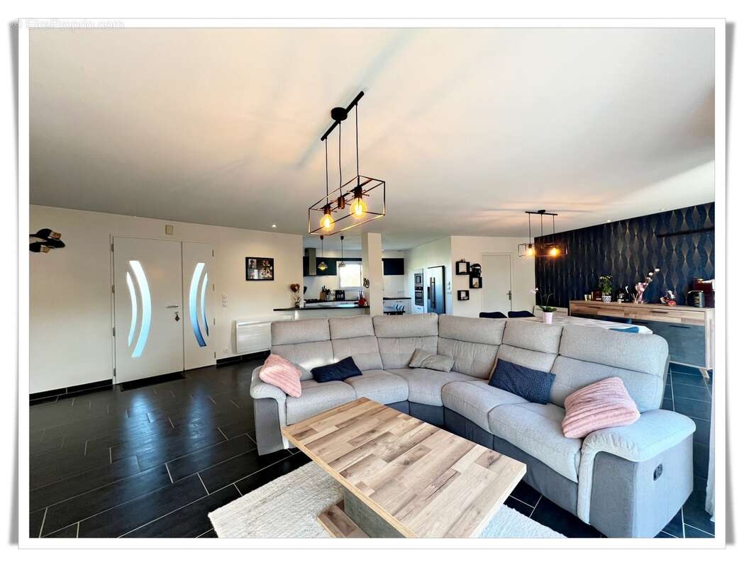 À vendre au Sourn, à proximité immédiate de Pontivy : découvrez cette spacieuse maison familiale de plus de 200 m² habitables - photo 6