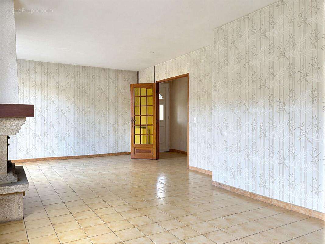 Maison à rénover centre Saint Jean De Liversay 103 m2 + terrain constructible et divisible - photo 3