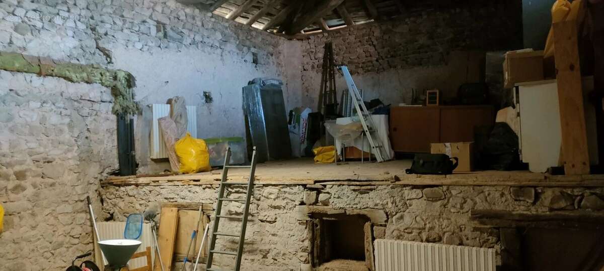 Maison à SAINT-LEGER-SOUS-LA-BUSSIERE