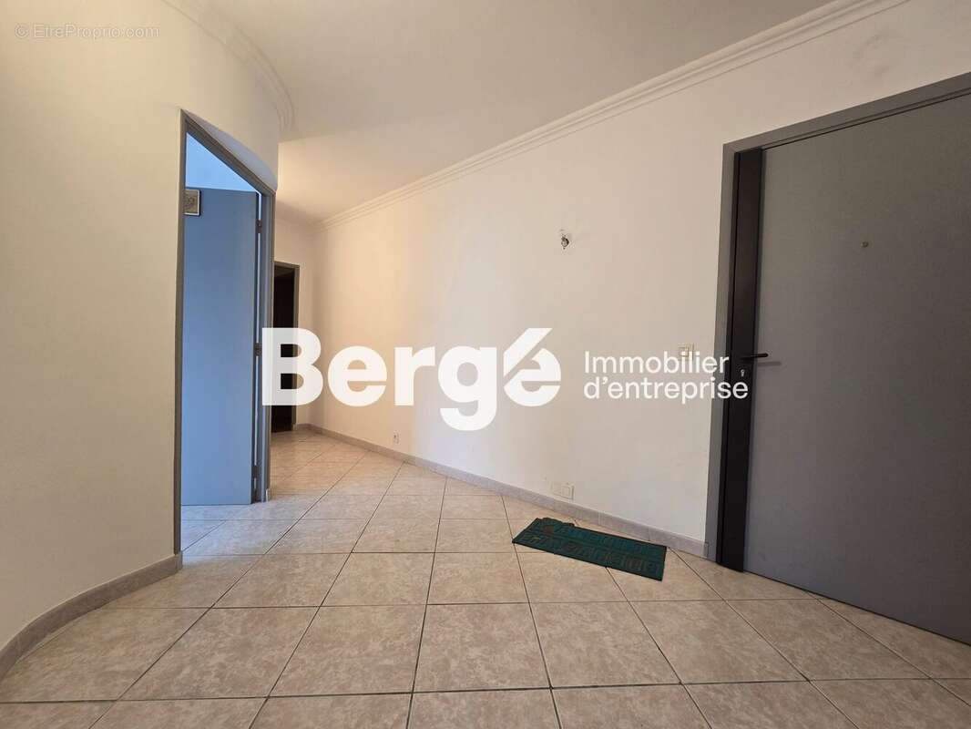 Commerce à MANDELIEU-LA-NAPOULE