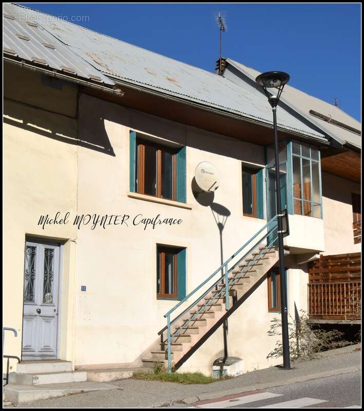 L’Argentière-la-Bessée centre : maison 5 pièces avec cave, combles et jardinet - photo 4