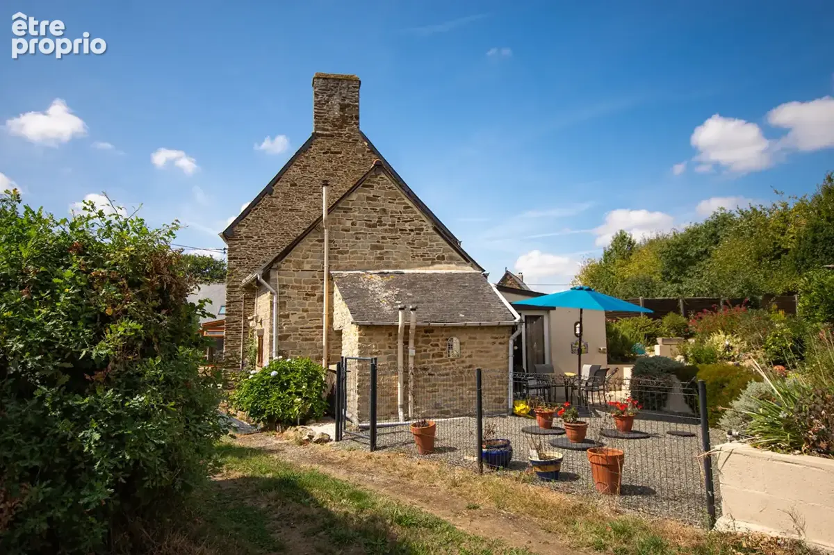 BRETAGNE, près de Saint-Brice-en-Coglès : charmante maison de campagne mitoyenne en pierre (3-4 chambres), avec jardin, garage e - photo 2