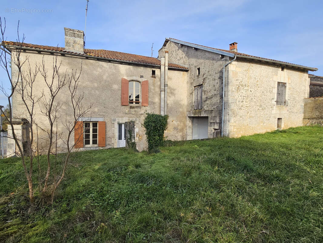 Maison à CHAMPAGNAC-DE-BELAIR