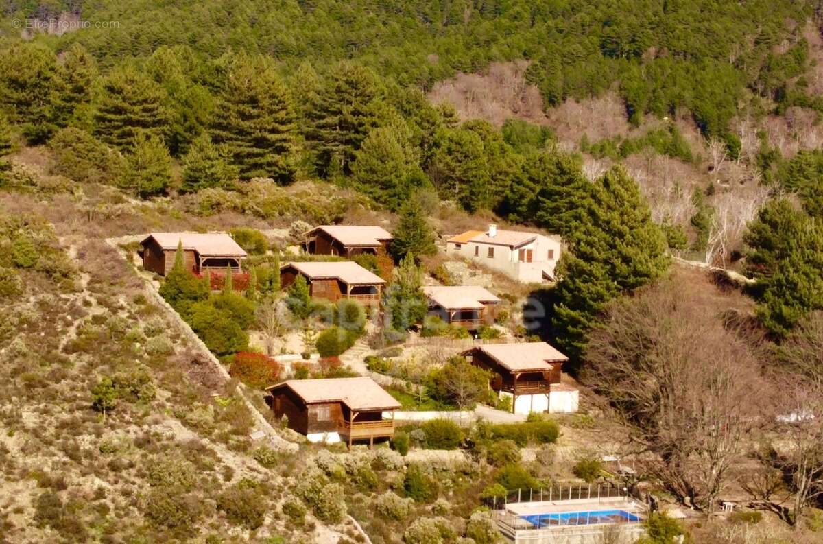 Dpt Corse (20), à vendre EVISA, propriété avec six chalets en bois, terrasse vue panoramique, piscine, parking - photo 3