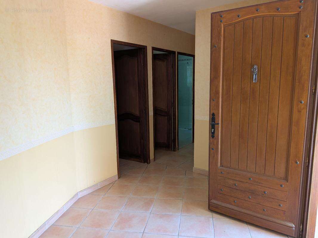 Maison de 90m2 sur jardin de 2020m2 à BESSE SUR ISSOLE (83) - photo 4