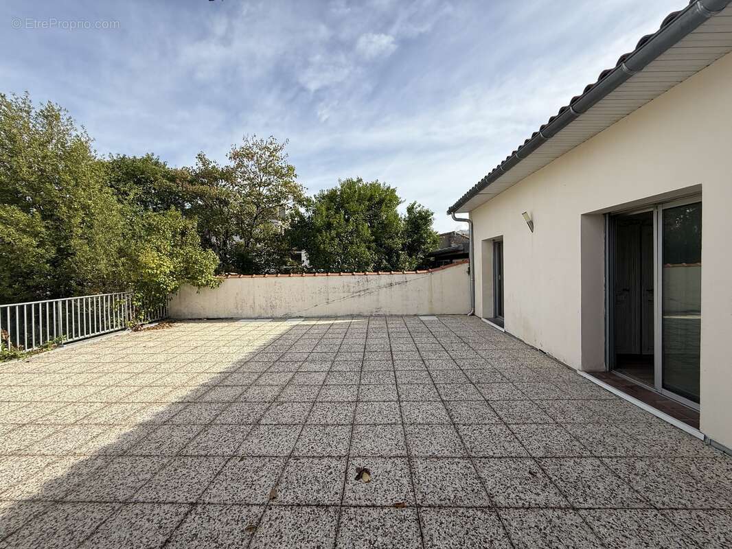 Appt 111 m2 hab. + terrasse de 87 m2 + garage à FLOIRAC CENTRE - photo 3