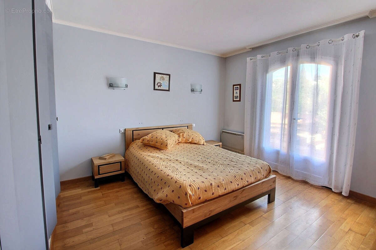 Maison à SAINT-CLEMENT-DE-RIVIERE