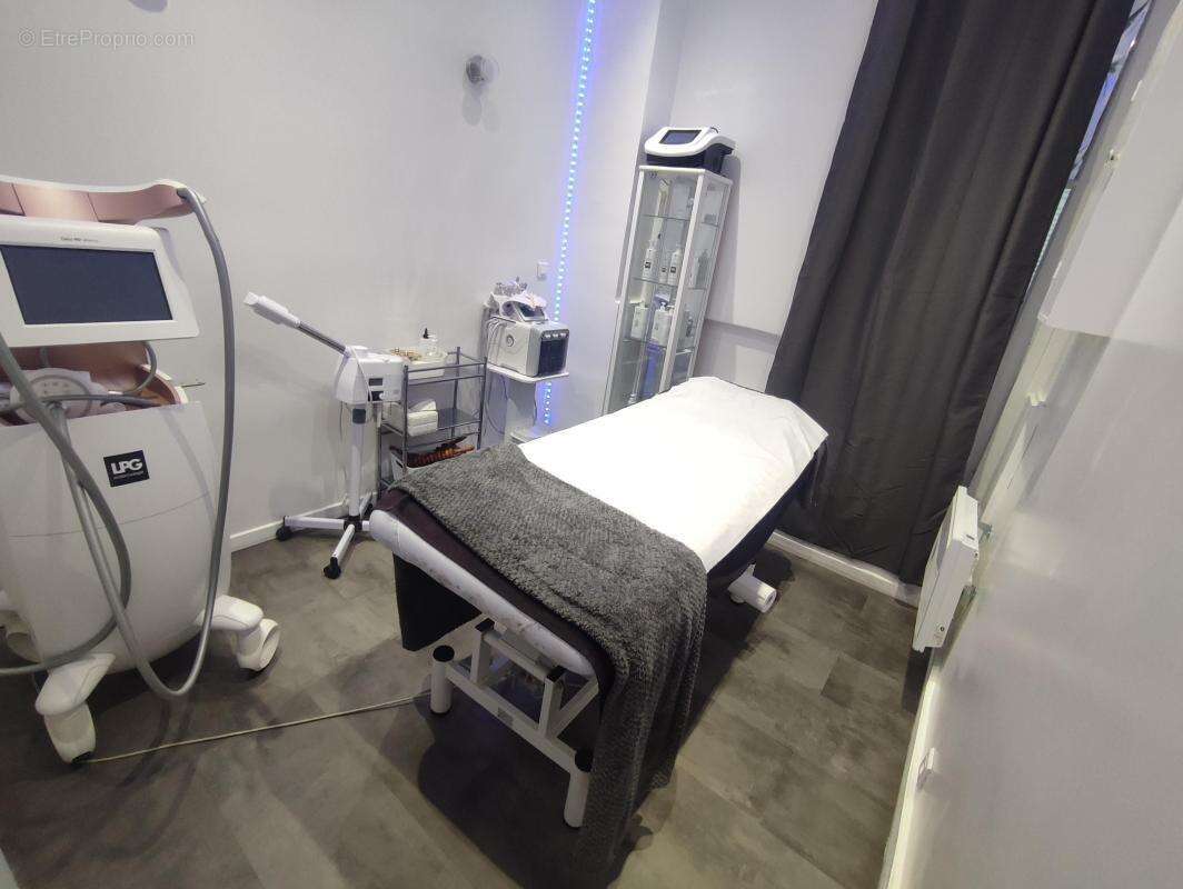 Commerce à PARIS-9E