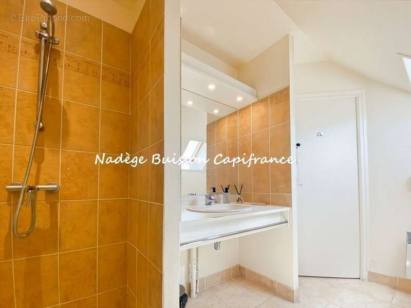 Appartement à COLLEVILLE-SUR-MER