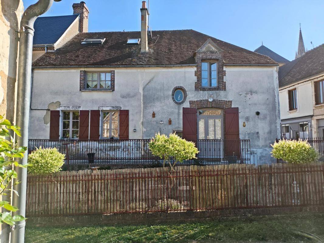 Maison à LA CHAPELLE-MONTLIGEON