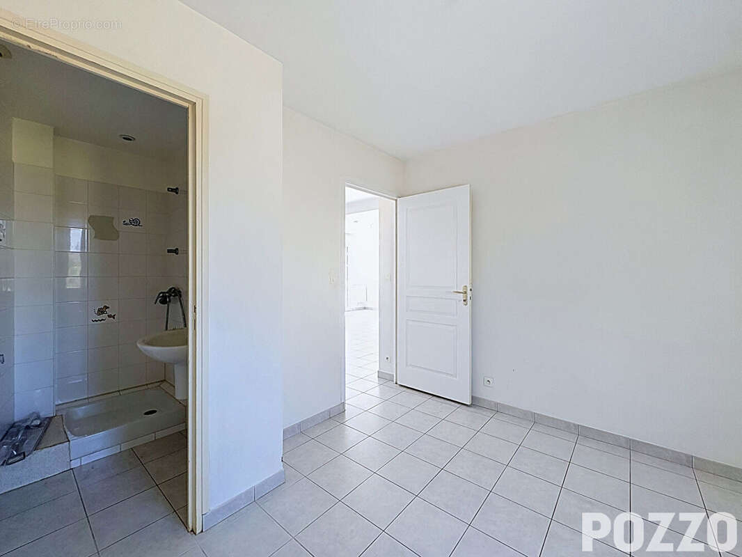 À VENDRE - Maison dans le bourg de Bréhal avec vie de plain-pied ! - photo 8