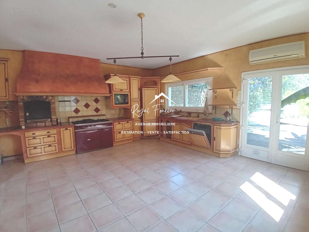 Cuisine A et E indépendante avec vue sur la piscine - Maison à NAINTRE