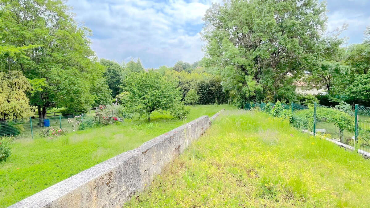 A vendre maison en pierre de 317 m2 avec jardin et dépendances - secteur blaye - photo 2