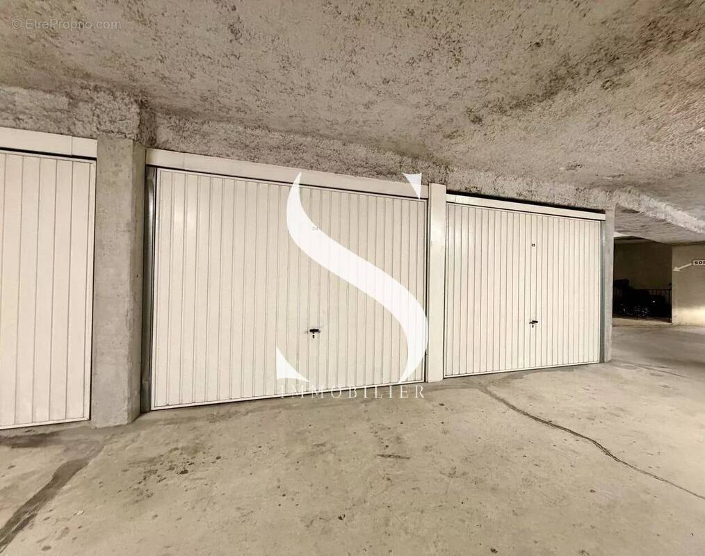 Parking à VALLAURIS