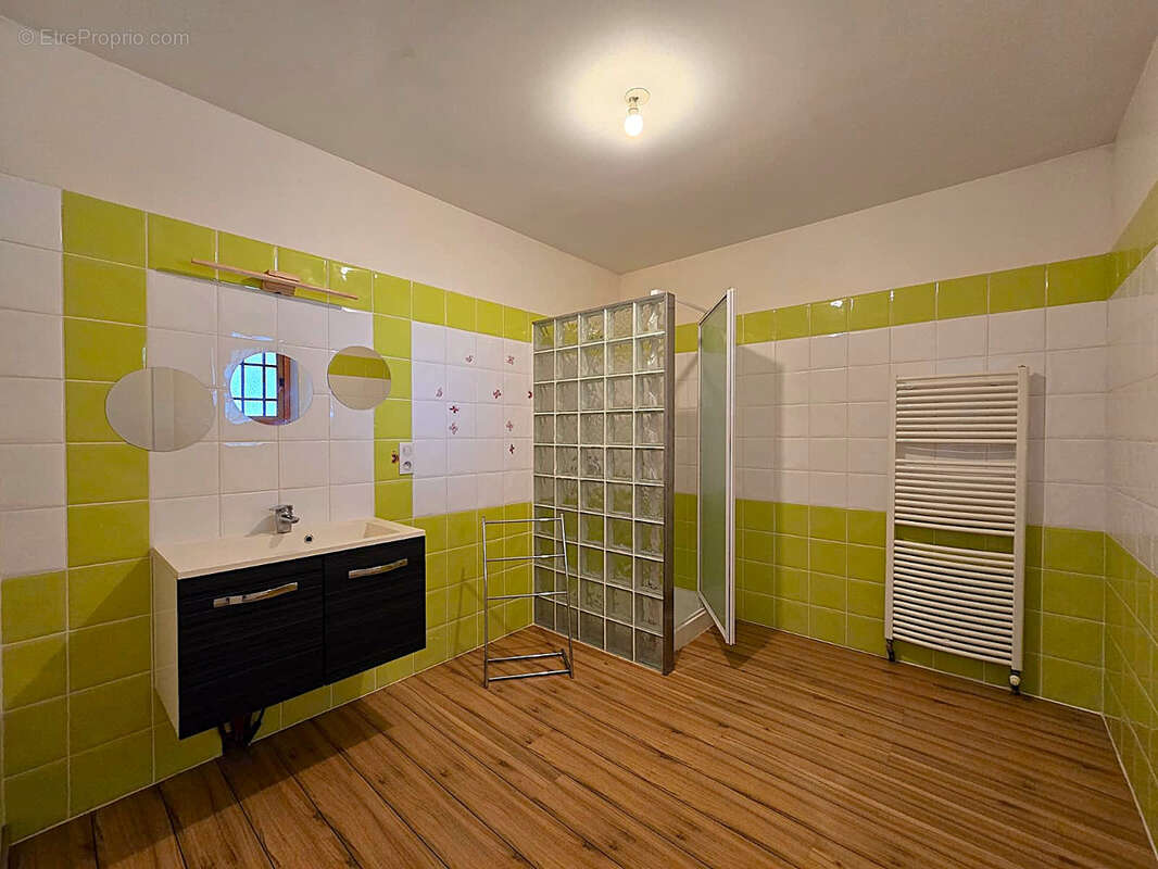 Rare - Délicieuse propriété 1,9 hectare maison rénovée et nombreuses dépendances - photo 25